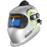 Ein schwarzer Optrel e684 Schweißhelm mit Frischluftanschluss, der für professionellen Arbeitsschutz konzipiert ist. Der Helm hat eine klare Sicht, automatische Schutzstufenregulierung im Bereich 5 bis 13 und Ultra-HD Qualität für präzise Schweißarbeiten. Deutlich sichtbar ist der Frischluftanschluss auf der Vorderseite des Helms, der optimale Atemschutz gewährleistet. Dieser Helm bietet höchste Sicherheit und Komfort für Schweißanwendungen.